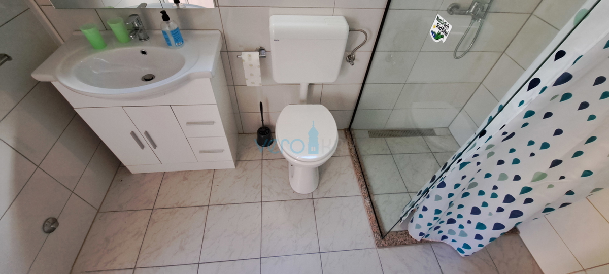 Zaliv Soline, otok Krk, trije apartmaji v pritličju, vrt, prodamo