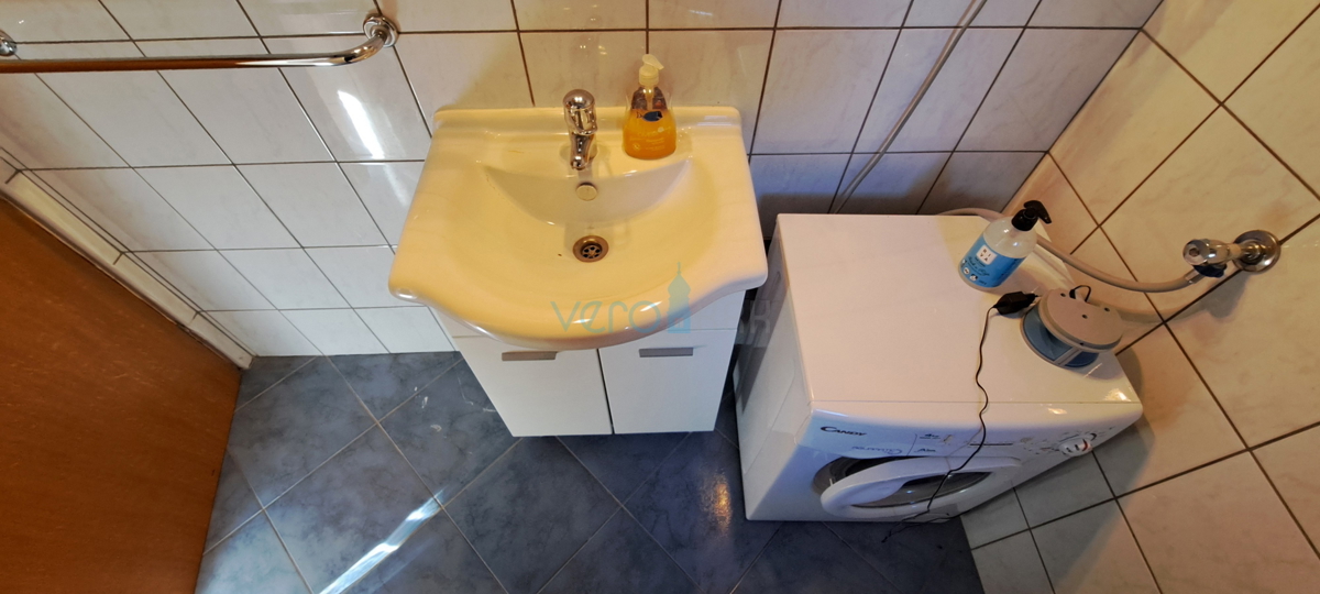 Zaliv Soline, otok Krk, trije apartmaji v pritličju, vrt, prodamo