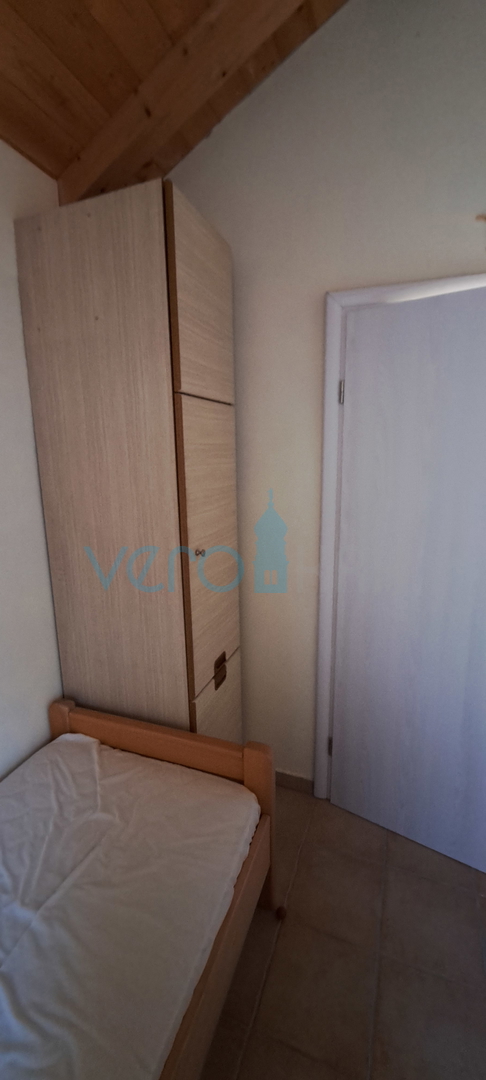 Zaliv Soline, otok Krk, trije apartmaji v pritličju, vrt, prodamo