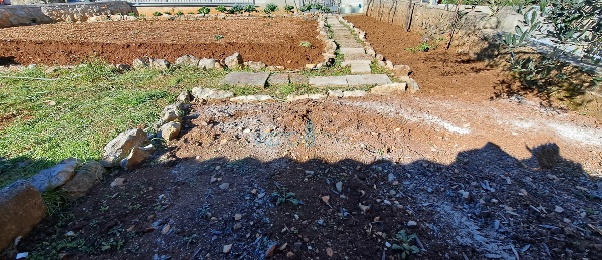 Zaliv Soline, otok Krk, trije apartmaji v pritličju, vrt, prodamo