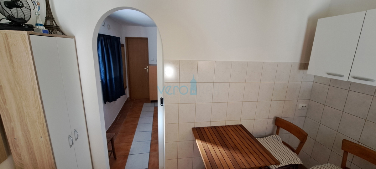 Zaliv Soline, otok Krk, trije apartmaji v pritličju, vrt, prodamo