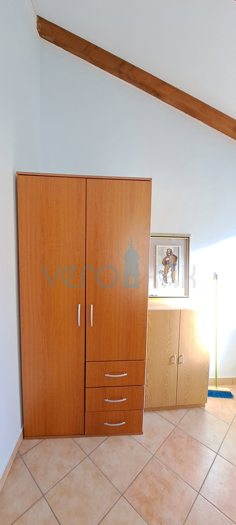 Zaliv Soline, otok Krk, trije apartmaji v pritličju, vrt, prodamo