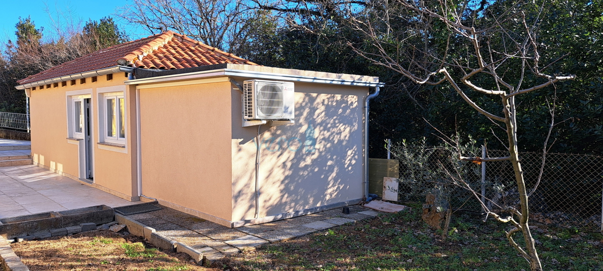 Zaliv Soline, otok Krk, trije apartmaji v pritličju, vrt, prodamo