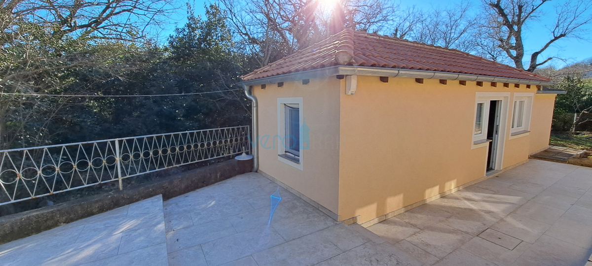 Zaliv Soline, otok Krk, trije apartmaji v pritličju, vrt, prodamo
