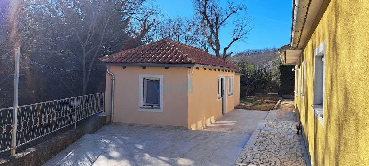 Zaliv Soline, otok Krk, trije apartmaji v pritličju, vrt, prodamo
