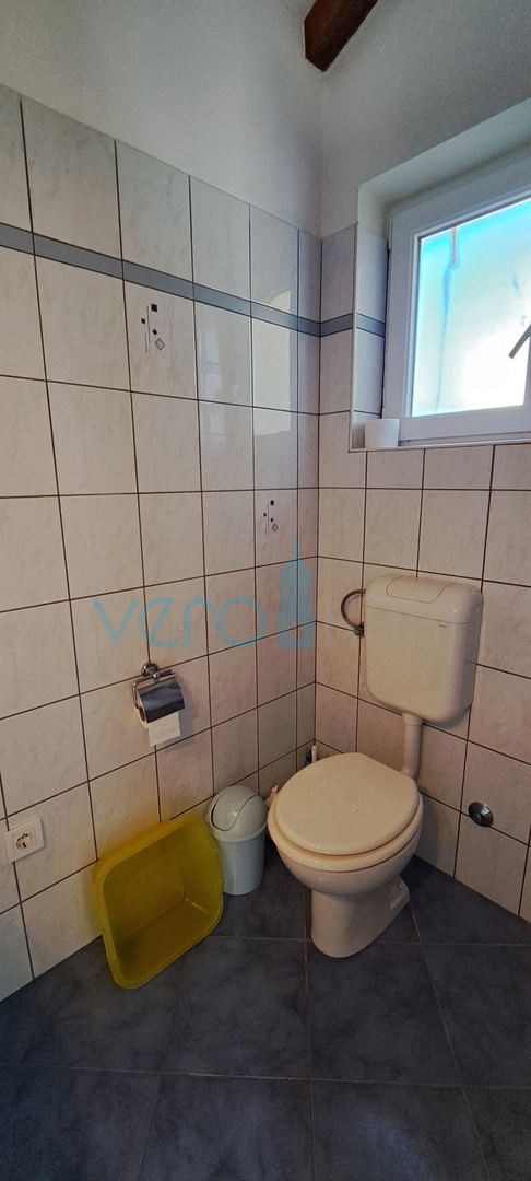 Zaliv Soline, otok Krk, trije apartmaji v pritličju, vrt, prodamo