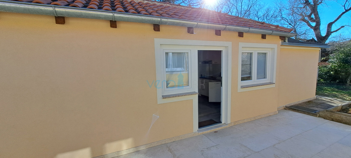 Zaliv Soline, otok Krk, trije apartmaji v pritličju, vrt, prodamo