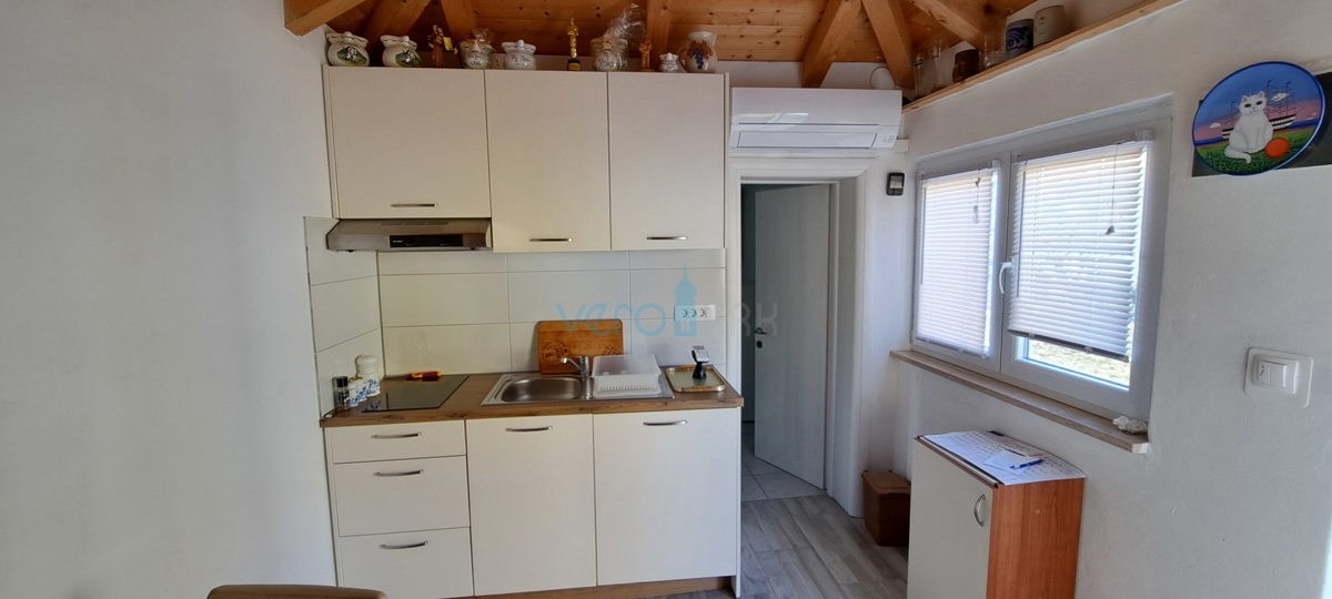 Zaliv Soline, otok Krk, trije apartmaji v pritličju, vrt, prodamo