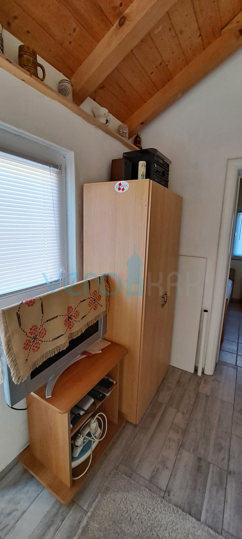 Zaliv Soline, otok Krk, trije apartmaji v pritličju, vrt, prodamo