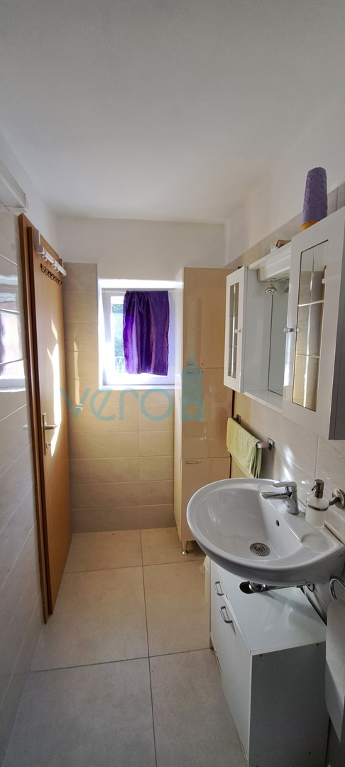 Zaliv Soline, otok Krk, trije apartmaji v pritličju, vrt, prodamo
