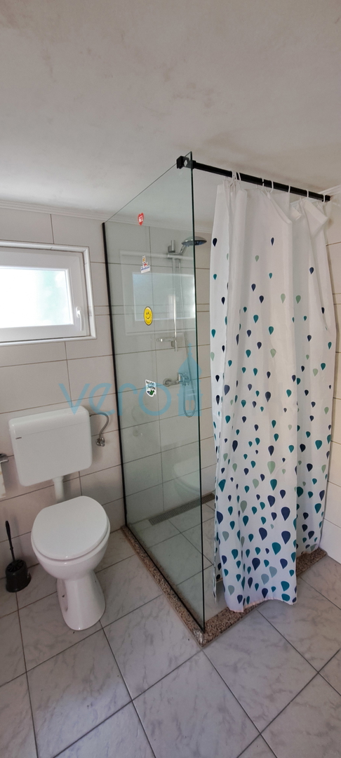 Zaliv Soline, otok Krk, trije apartmaji v pritličju, vrt, prodamo