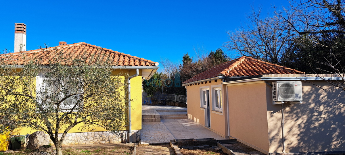 Zaliv Soline, otok Krk, trije apartmaji v pritličju, vrt, prodamo