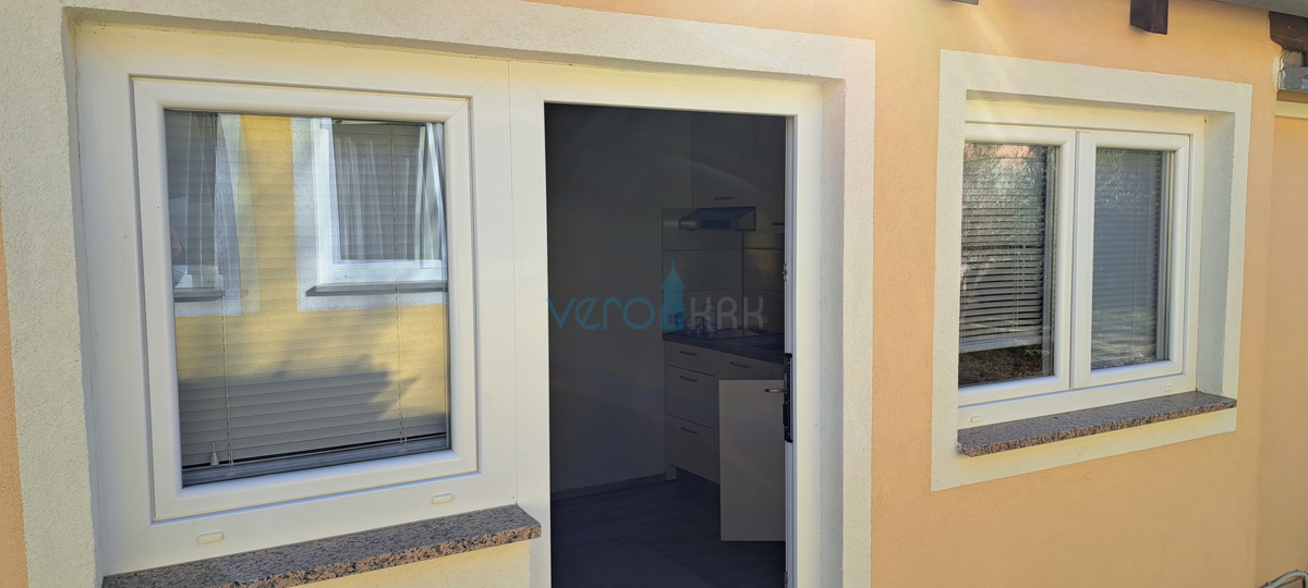 Zaliv Soline, otok Krk, trije apartmaji v pritličju, vrt, prodamo