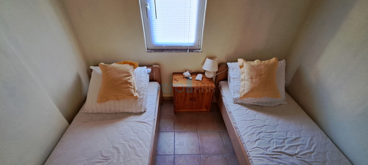 Zaliv Soline, otok Krk, trije apartmaji v pritličju, vrt, prodamo