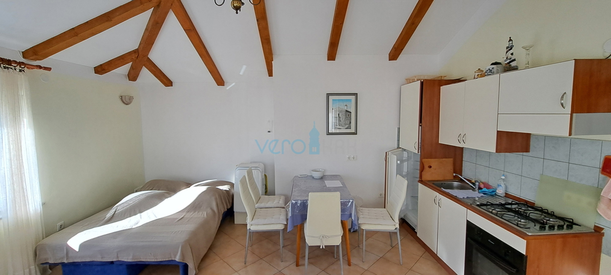Zaliv Soline, otok Krk, trije apartmaji v pritličju, vrt, prodamo