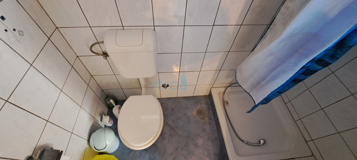 Zaliv Soline, otok Krk, trije apartmaji v pritličju, vrt, prodamo