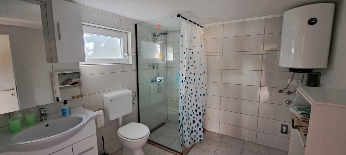 Zaliv Soline, otok Krk, trije apartmaji v pritličju, vrt, prodamo