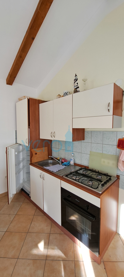 Zaliv Soline, otok Krk, trije apartmaji v pritličju, vrt, prodamo