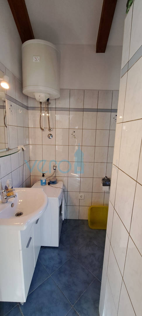 Zaliv Soline, otok Krk, trije apartmaji v pritličju, vrt, prodamo