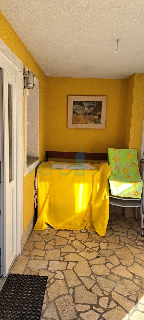 Zaliv Soline, otok Krk, trije apartmaji v pritličju, vrt, prodamo