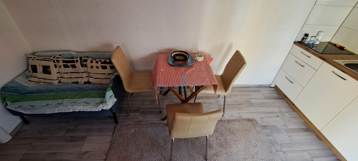Zaliv Soline, otok Krk, trije apartmaji v pritličju, vrt, prodamo