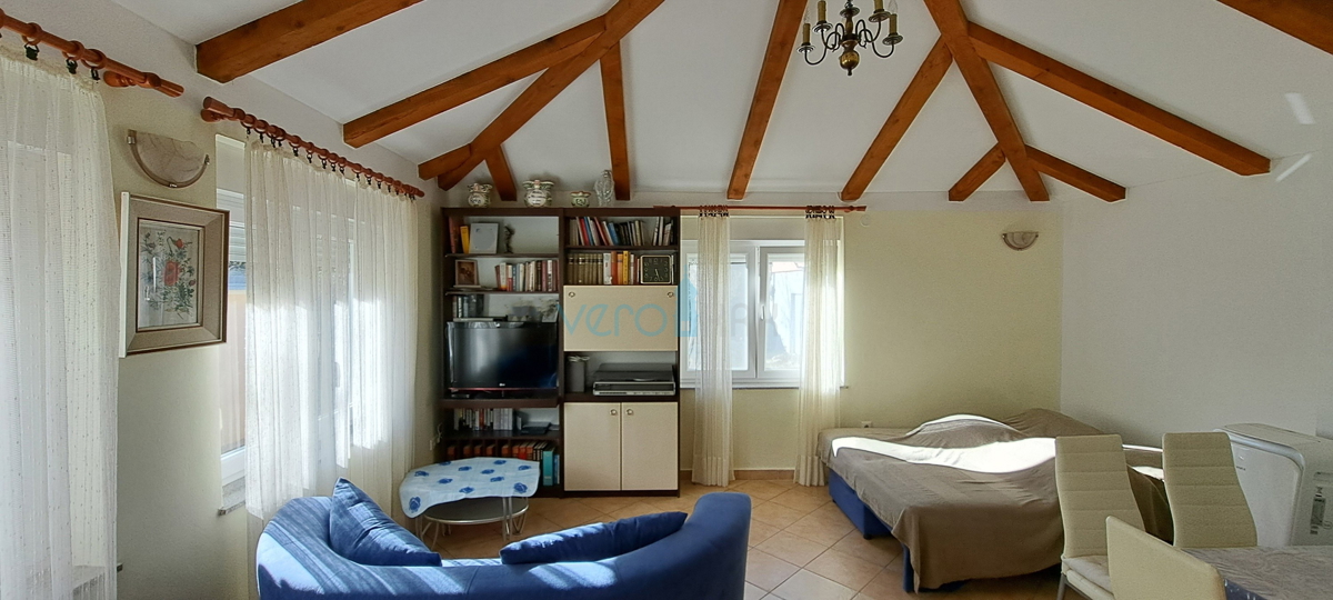 Zaliv Soline, otok Krk, trije apartmaji v pritličju, vrt, prodamo