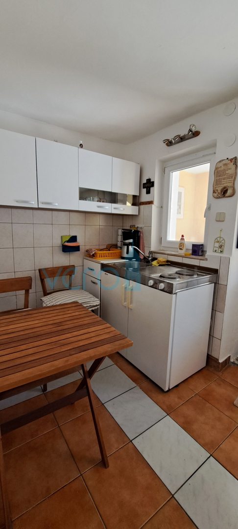 Zaliv Soline, otok Krk, trije apartmaji v pritličju, vrt, prodamo
