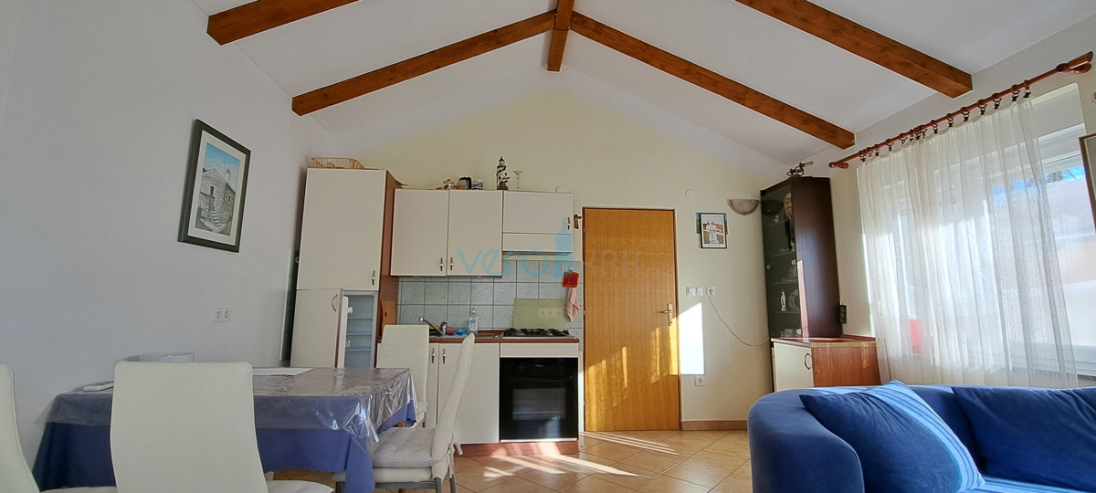 Zaliv Soline, otok Krk, trije apartmaji v pritličju, vrt, prodamo