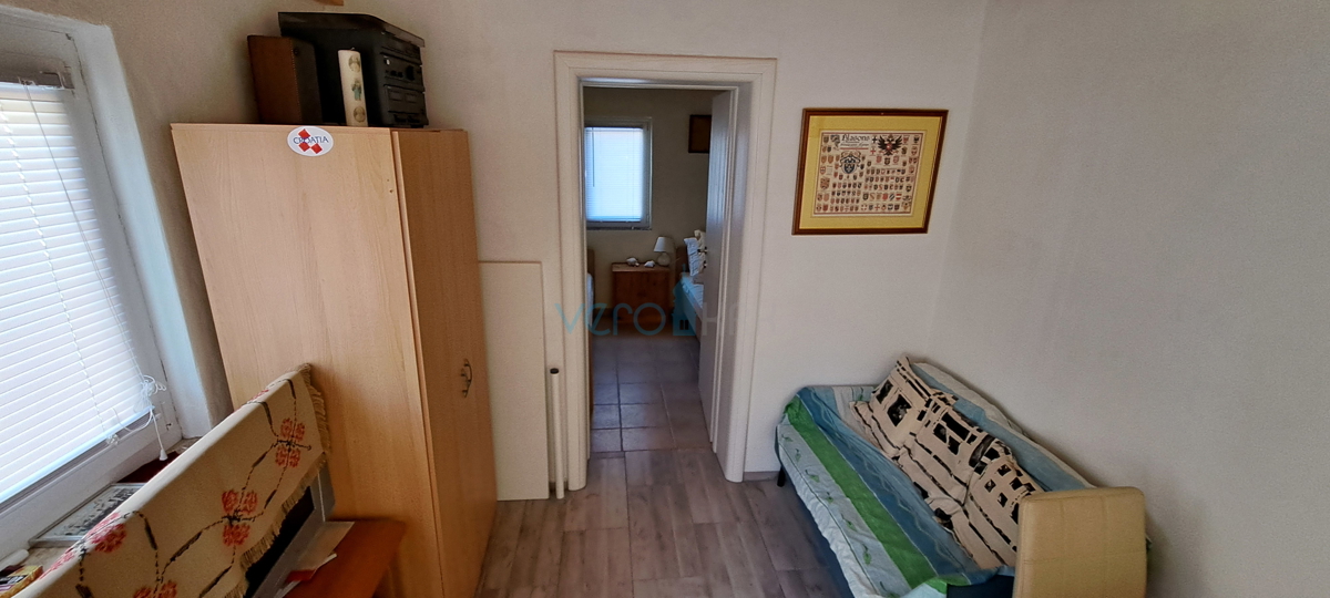 Zaliv Soline, otok Krk, trije apartmaji v pritličju, vrt, prodamo