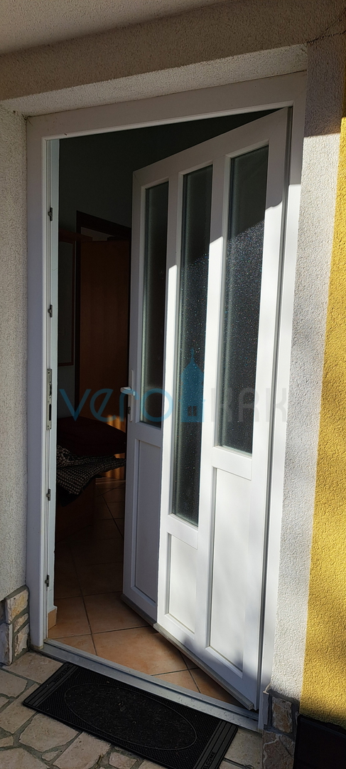 Zaliv Soline, otok Krk, trije apartmaji v pritličju, vrt, prodamo