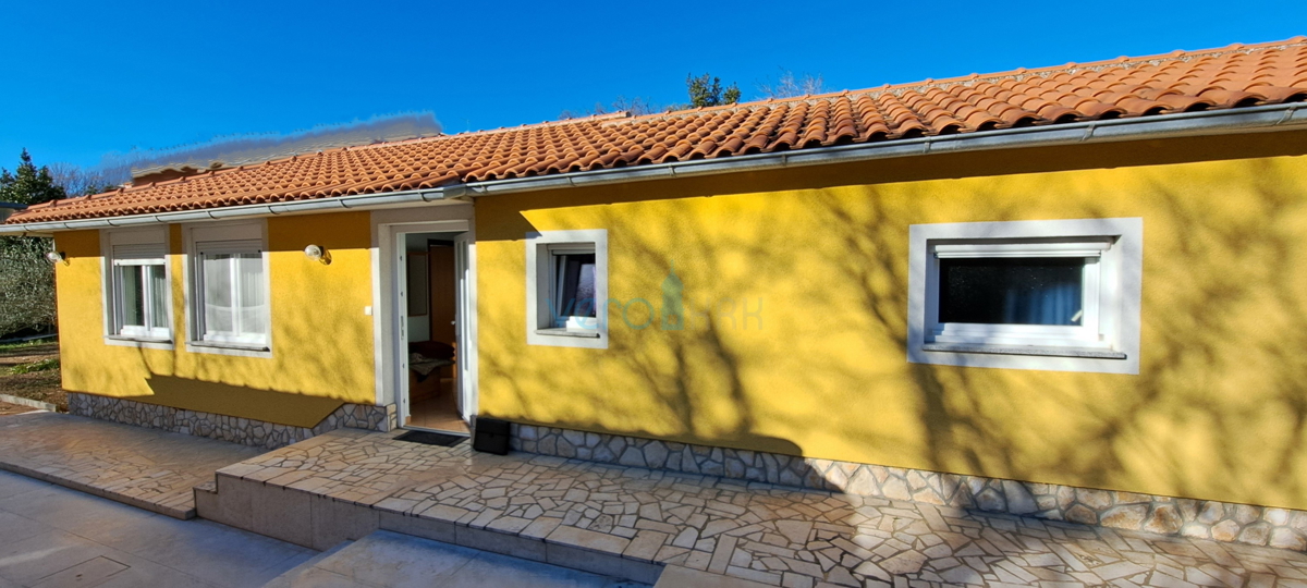 Zaliv Soline, otok Krk, trije apartmaji v pritličju, vrt, prodamo