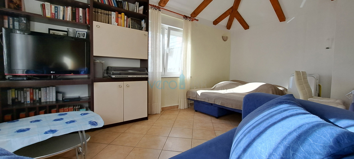 Zaliv Soline, otok Krk, trije apartmaji v pritličju, vrt, prodamo