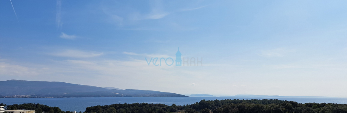 Mesto Krk, moderno dvoetažno stanovanje, strešni bazen, terasa, pogled, novogradnja, prodaja