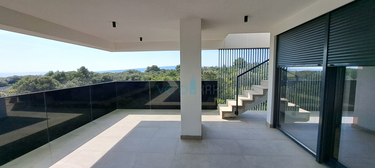 Mesto Krk, moderno dvoetažno stanovanje, strešni bazen, terasa, pogled, novogradnja, prodaja