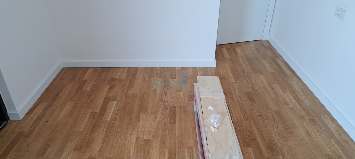 Mesto Krk, moderno dvoetažno stanovanje, strešni bazen, terasa, pogled, novogradnja, prodaja