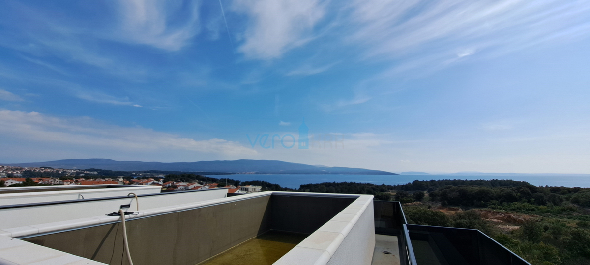 Mesto Krk, moderno dvoetažno stanovanje, strešni bazen, terasa, pogled, novogradnja, prodaja