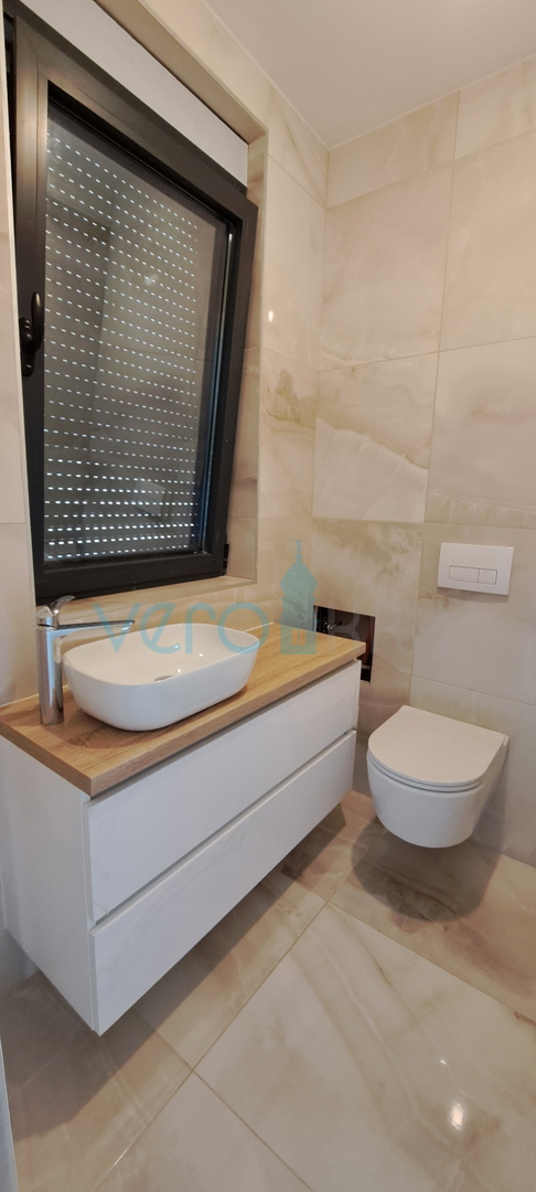 Mesto Krk, moderno dvoetažno stanovanje, strešni bazen, terasa, pogled, novogradnja, prodaja