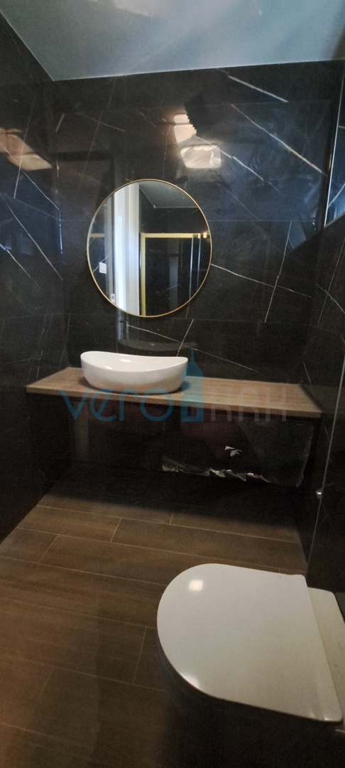 Mesto Krk, moderno dvoetažno stanovanje, strešni bazen, terasa, pogled, novogradnja, prodaja