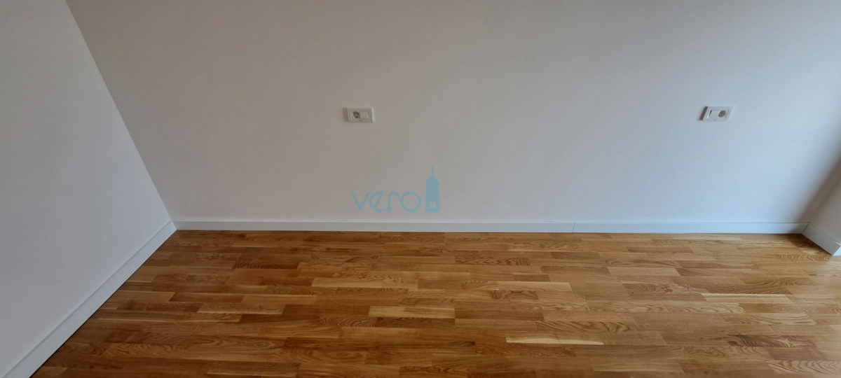 Mesto Krk, moderno dvoetažno stanovanje, strešni bazen, terasa, pogled, novogradnja, prodaja