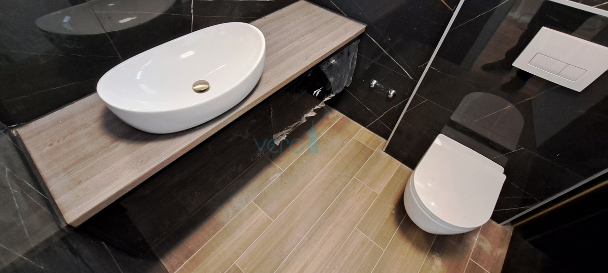 Mesto Krk, moderno dvoetažno stanovanje, strešni bazen, terasa, pogled, novogradnja, prodaja