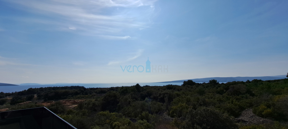 Mesto Krk, moderno dvoetažno stanovanje, strešni bazen, terasa, pogled, novogradnja, prodaja