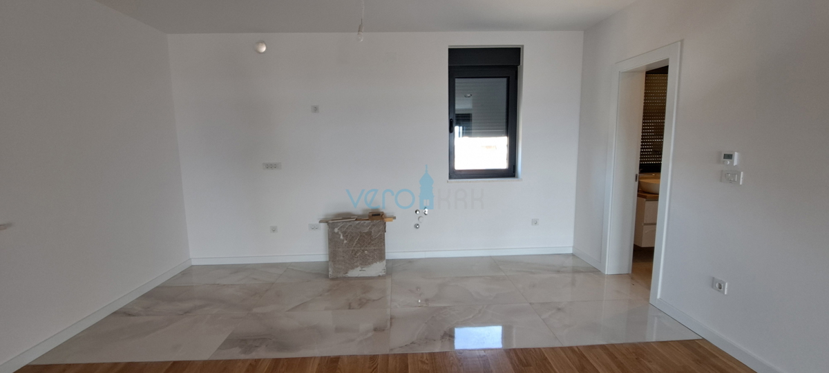 Mesto Krk, moderno dvoetažno stanovanje, strešni bazen, terasa, pogled, novogradnja, prodaja