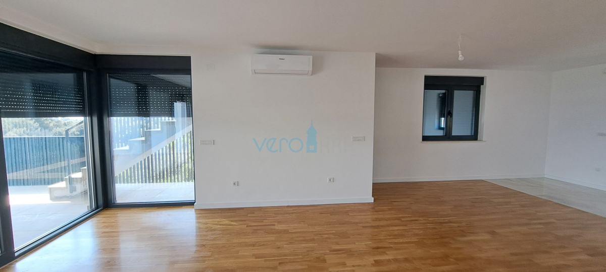 Mesto Krk, moderno dvoetažno stanovanje, strešni bazen, terasa, pogled, novogradnja, prodaja