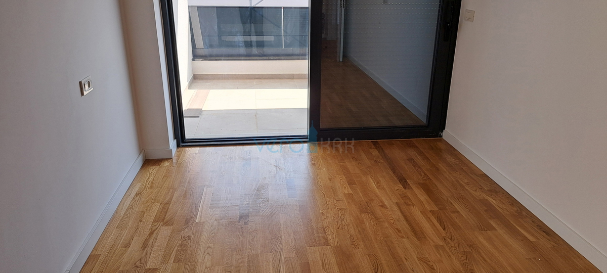 Mesto Krk, moderno dvoetažno stanovanje, strešni bazen, terasa, pogled, novogradnja, prodaja