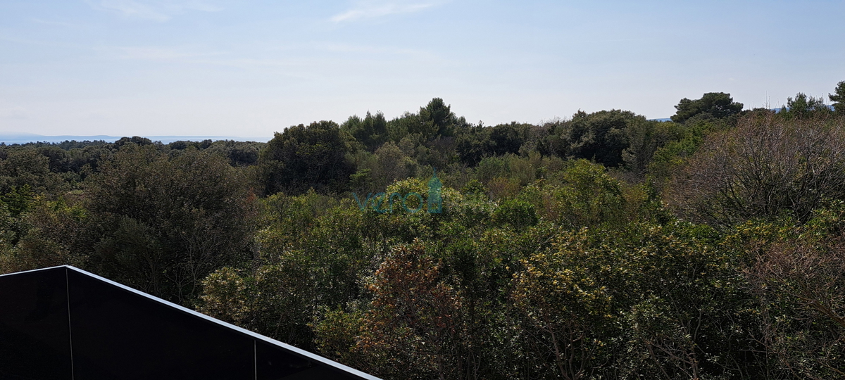 Mesto Krk, moderno dvoetažno stanovanje, strešni bazen, terasa, pogled, novogradnja, prodaja