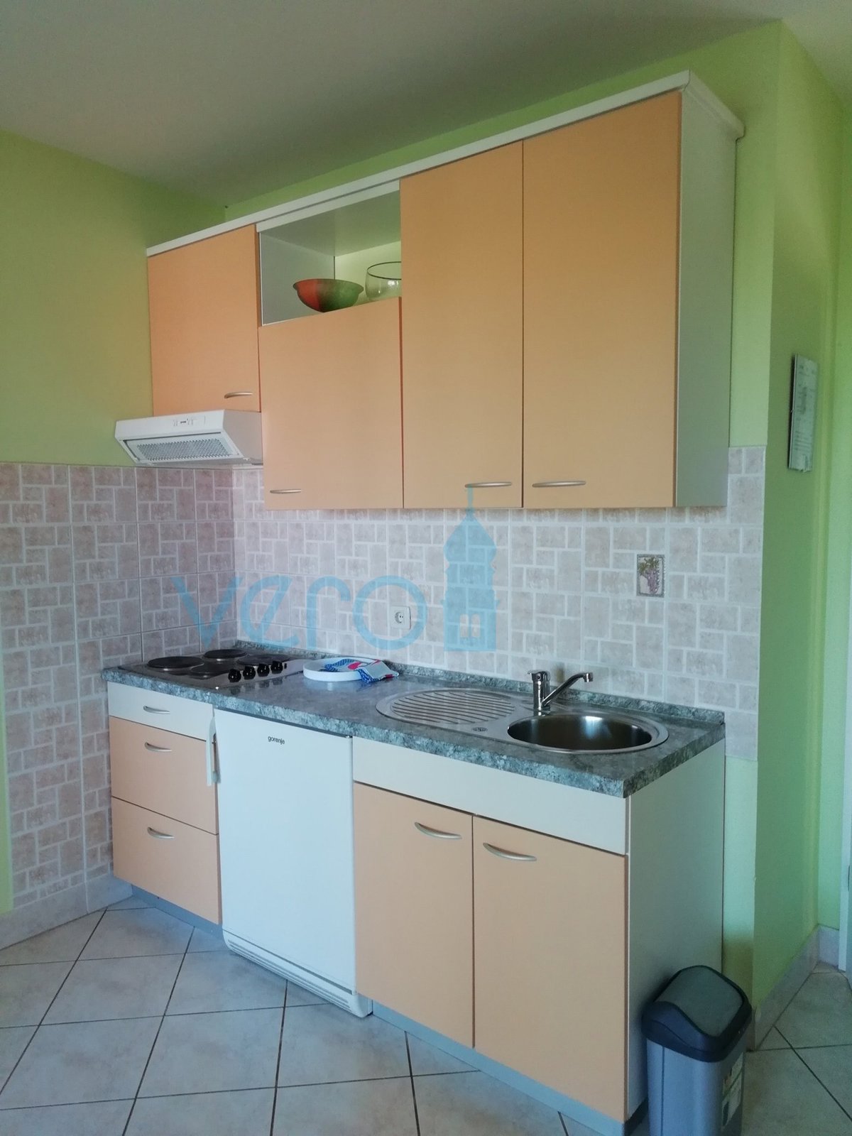 Otok Krk, Omišalj, Samostojna hiša s 4 apartmaji, vrtom in razgledom, 100 m od plaže, prodamo