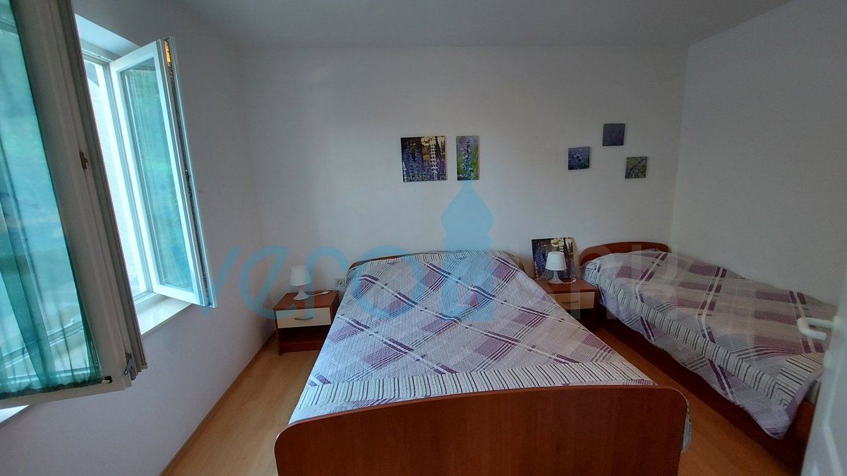 Otok Krk, Omišalj, Samostojna hiša s 4 apartmaji, vrtom in razgledom, 100 m od plaže, prodamo