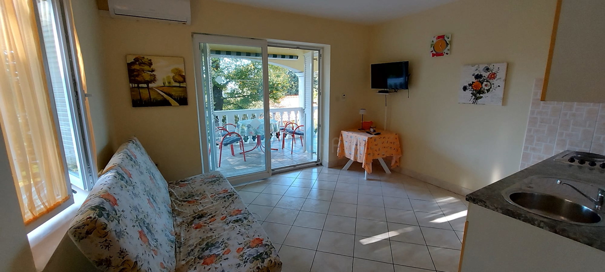 Otok Krk, Omišalj, Samostojna hiša s 4 apartmaji, vrtom in razgledom, 100 m od plaže, prodamo