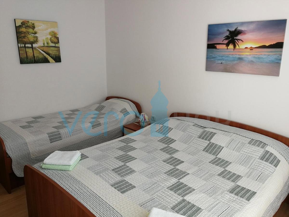 Otok Krk, Omišalj, Samostojna hiša s 4 apartmaji, vrtom in razgledom, 100 m od plaže, prodamo