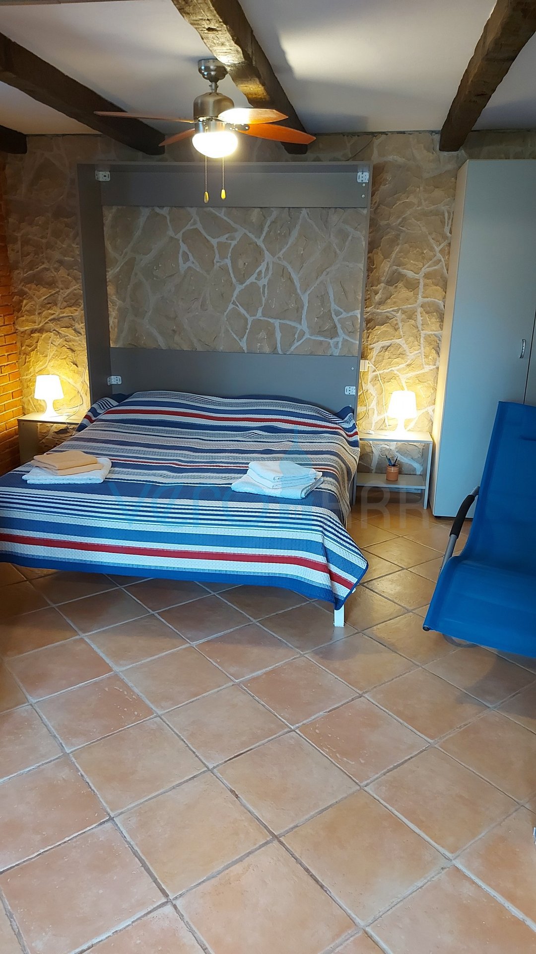 Otok Krk, Omišalj, Samostojna hiša s 4 apartmaji, vrtom in razgledom, 100 m od plaže, prodamo